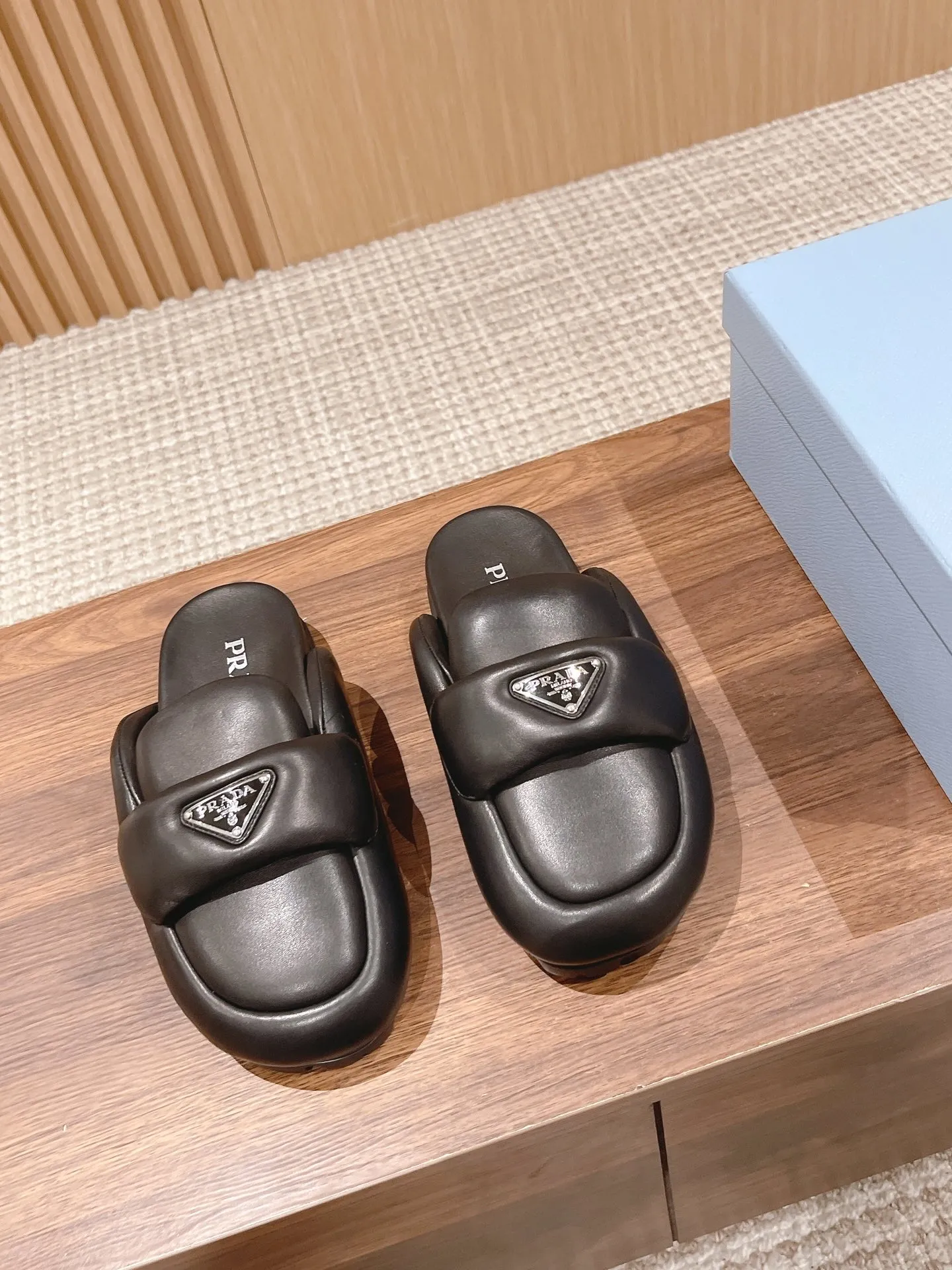 👟👟Ex-factory price P480👟👟 👟👟Ex-factory price PRADA Prada 2023 spring and summer bread slippers series, ⚠️exclusive version shipped! Authentic product 36/1, disassembled co👟👟 ex-factory price Py bread series without dismantling the original product, can only make the shape similar! To achieve a soft and bulging effect, we customized three layers of sponges that are consistent with the original but have different densities and textures. The production process is also very complex! Attached: Genuine disassembly display + bulk genuine comparison picture set! The upper is made of imported sheepskin, the lining is also made of dough, and the water table is also made of dough! The sole is a custom-made rubber foam outsole. The density, weight and texture are consistent with the original ones. They are not ready-made in the market. 👟👟Ex-factory price Pu foam outsole! Size: 35-41